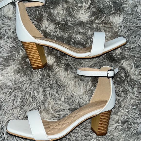 WHITE STRAP SANDALS 8.5 - Picture 2 of 6